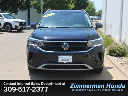 Used 2023 Volkswagen Taos SE w/ Panoramic Sunroof Package AWD/4WD image 4