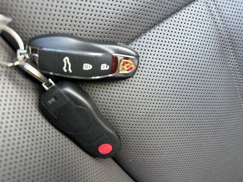 Used 2025 Porsche Macan AWD/4WD image 20