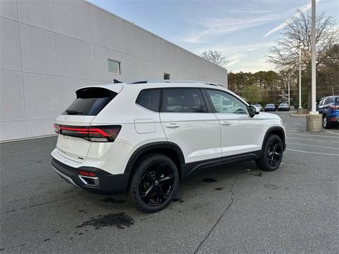 New 2025 Volkswagen Taos SEL image 5