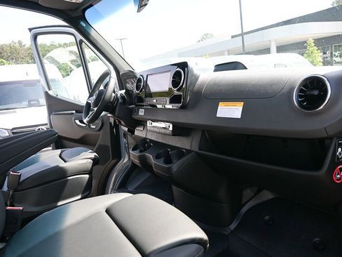 Used 2025 Mercedes-Benz Sprinter 2500 image 21