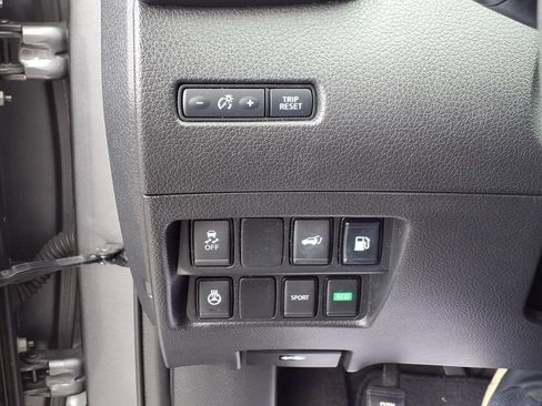 Used 2018 Nissan Rogue SV w/ Premium Package FWD image 18