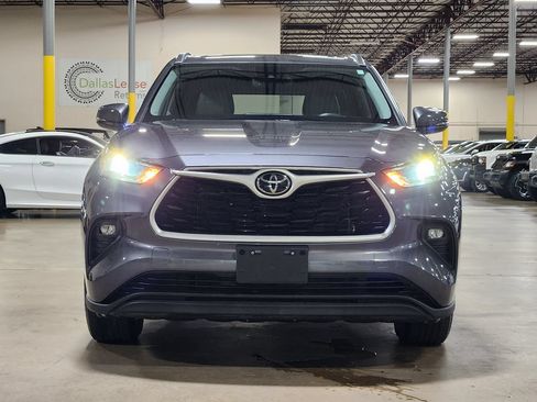 Used 2021 Toyota Highlander XLE FWD image 2