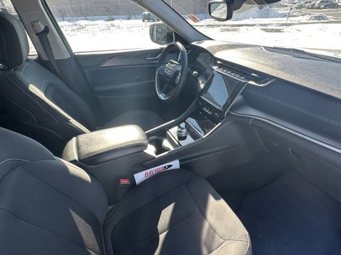 Used 2024 Jeep Grand Cherokee Laredo image 12