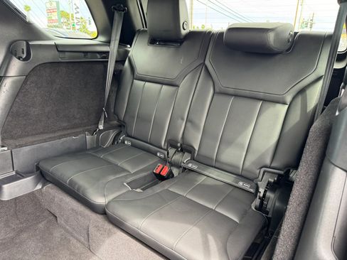 Used 2020 Land Rover Discovery Landmark image 16