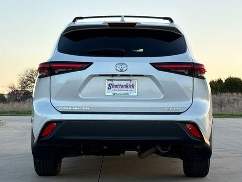 Used 2024 Toyota Highlander XLE image 7