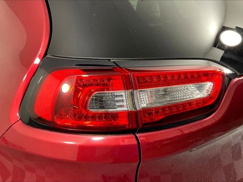 Used 2017 Jeep Cherokee Limited image 23