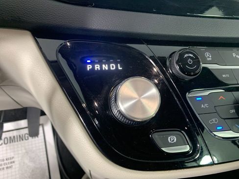 Used 2020 Chrysler Pacifica Touring-L image 25