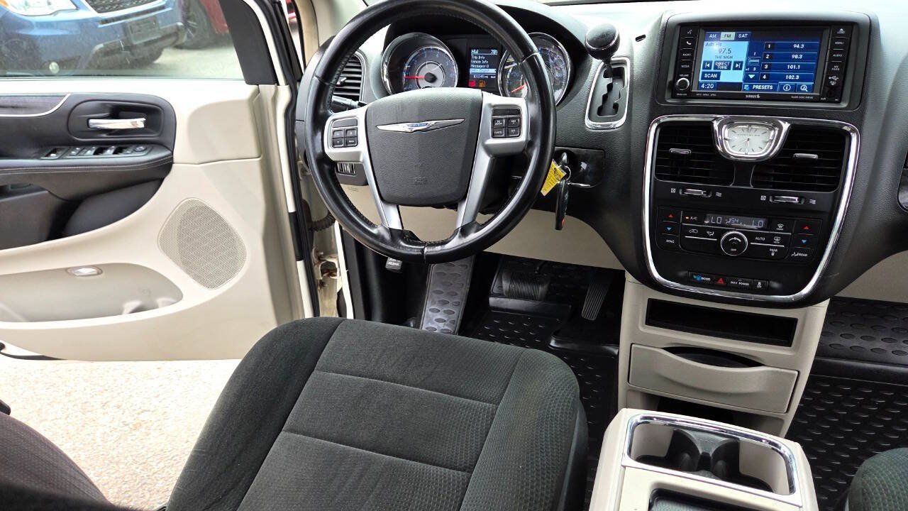 Used 2011 Chrysler Town & Country Touring FWD image 40