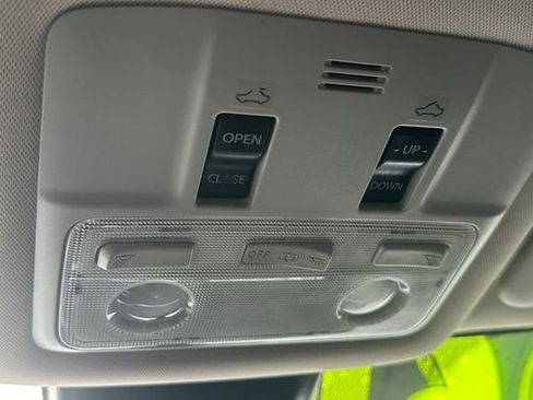 Used 2018 Toyota Corolla SE w/ SE Premium Package image 36