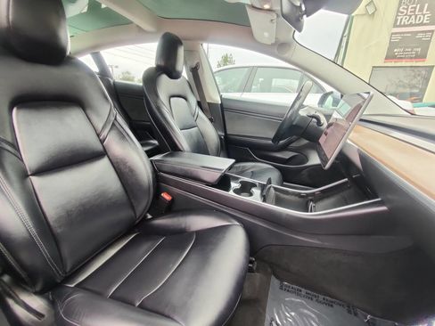 Used 2018 Tesla Model 3 Mid Range image 9