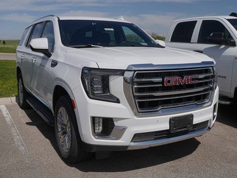 Used 2024 GMC Yukon SLT AWD/4WD image 3