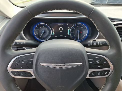 Used 2023 Chrysler Pacifica Touring-L FWD image 20