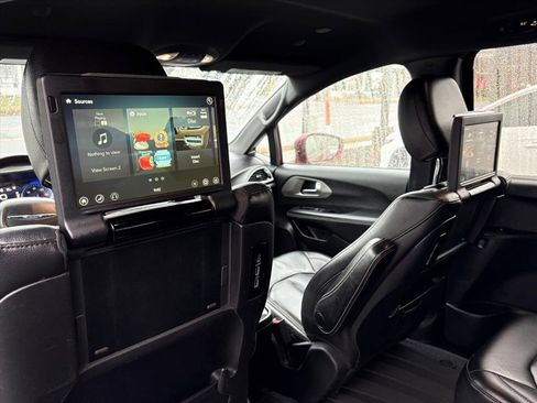 Used 2020 Chrysler Pacifica Touring-L w/ Advanced Safetytec Group image 18