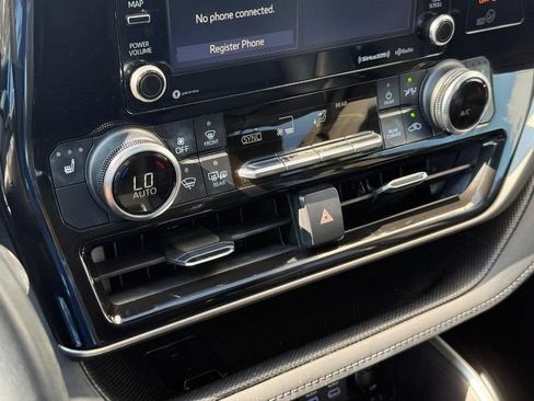 Used 2022 Toyota Highlander XLE FWD image 28