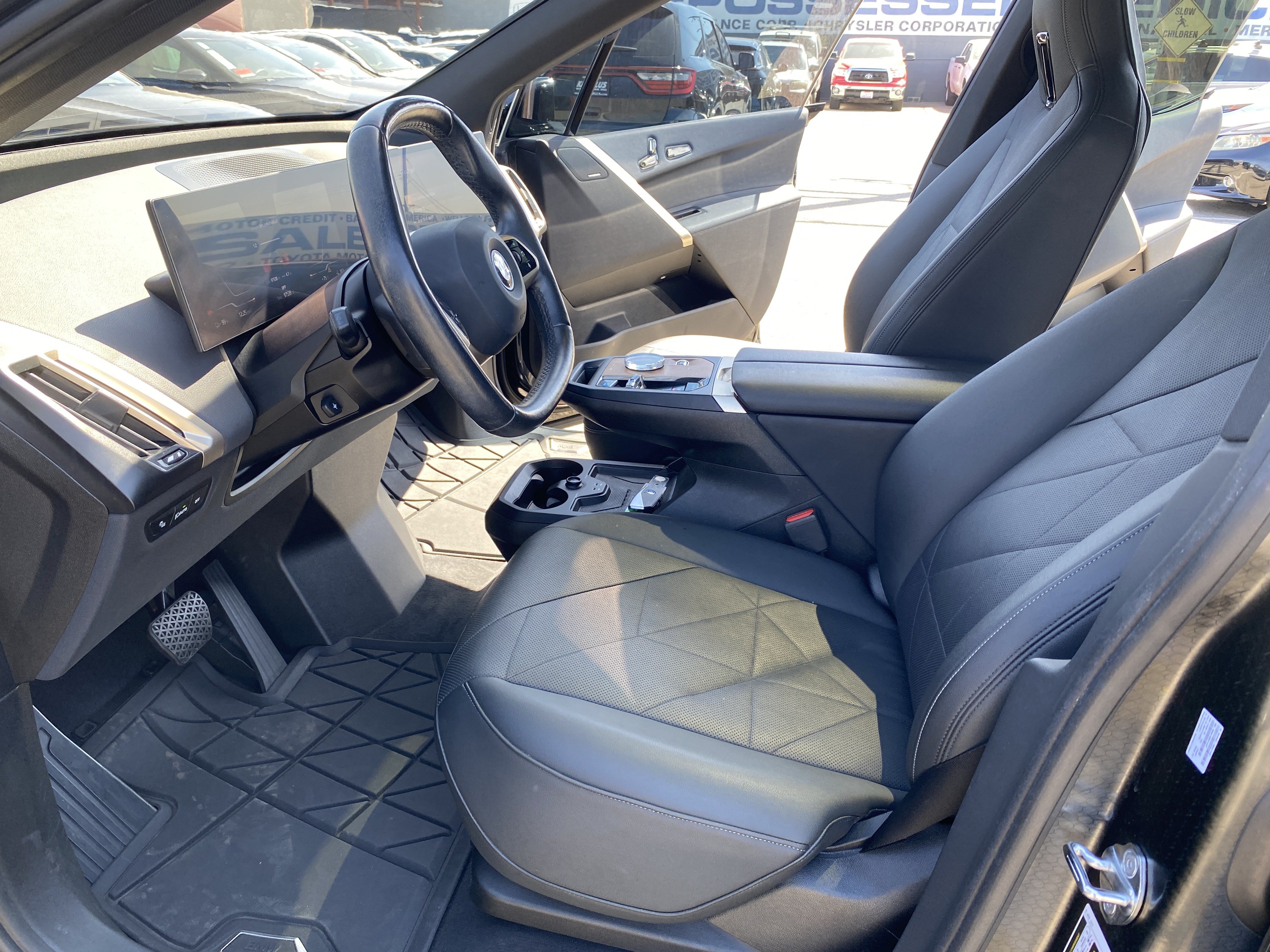 Used 2023 BMW iX xDrive50 w/ Premium Package AWD/4WD image 16