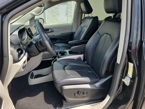 Used 2023 Chrysler Pacifica Touring-L FWD image 18