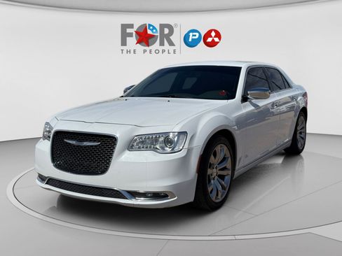 Used 2018 Chrysler 300 Limited RWD image 1