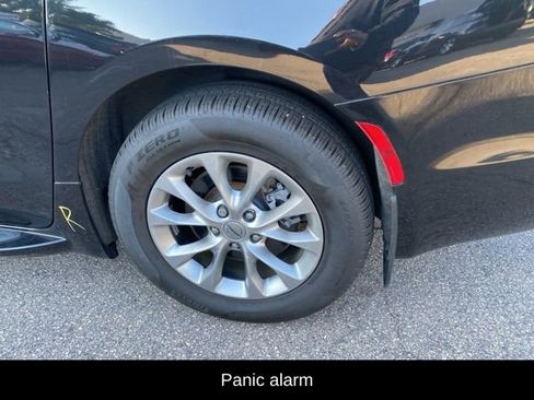 Used 2023 Chrysler Pacifica Touring-L image 9