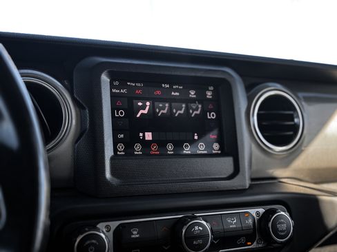 Used 2019 Jeep Wrangler Unlimited Sahara image 12