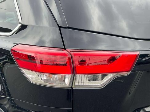 Used 2018 Toyota Highlander LE AWD/4WD image 11