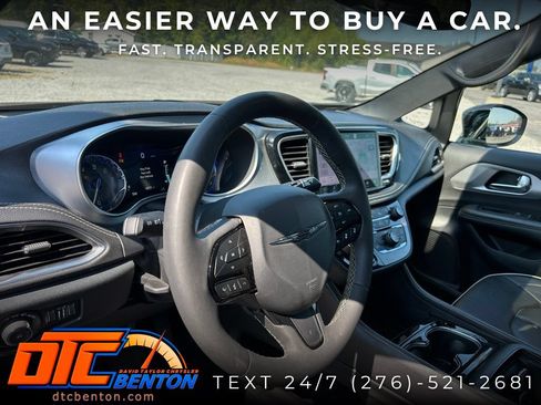 Used 2025 Chrysler Pacifica Limited FWD image 8