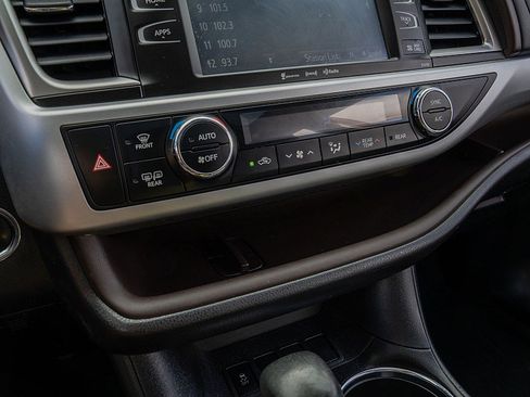 Used 2019 Toyota Highlander XLE image 29