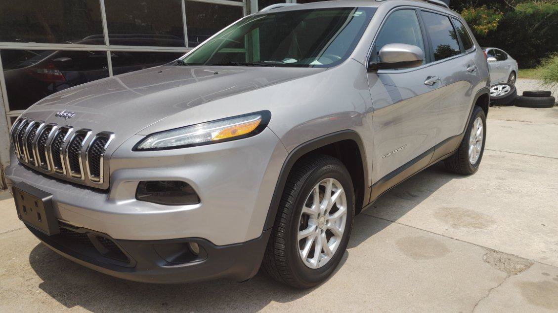 Used 2017 Jeep Cherokee Latitude w/ Comfort & Sound Group FWD image 3