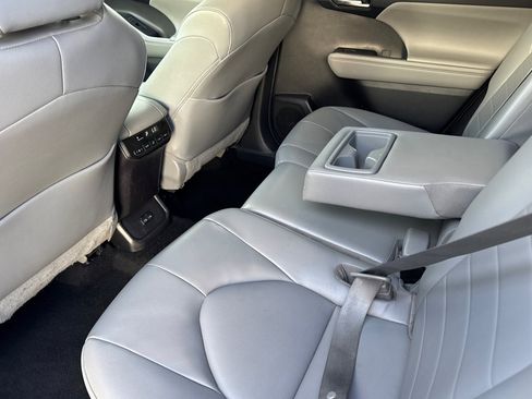 Used 2022 Toyota Highlander XLE image 15