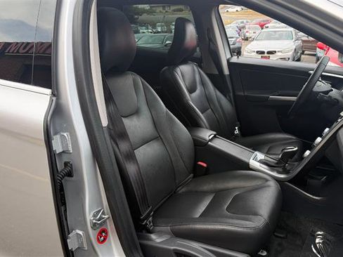 Used 2016 Volvo XC60 T5 Premier image 9