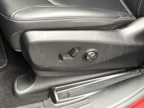 Used 2025 Chrysler Pacifica Select FWD image 10