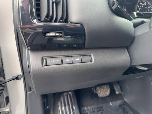 Used 2025 Nissan Pathfinder SV FWD image 12