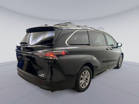 Used 2024 Toyota Sienna XLE w/ XLE Plus Package FWD image 8