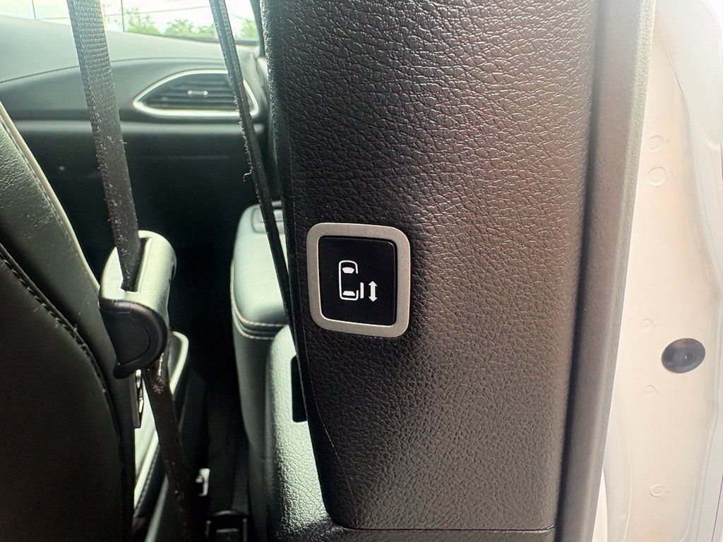 Used 2025 Chrysler Pacifica Limited FWD image 34