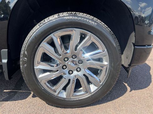 Used 2023 Chevrolet Silverado 1500 High Country w/ High Country Premium Package AWD/4WD image 9