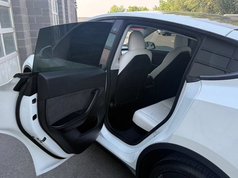 Used 2022 Tesla Model Y Long Range AWD/4WD image 28