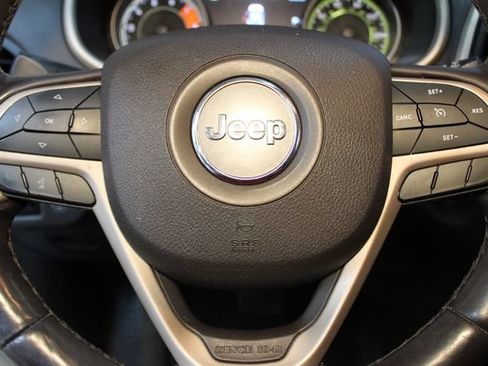 Used 2018 Jeep Cherokee Trailhawk AWD/4WD image 21