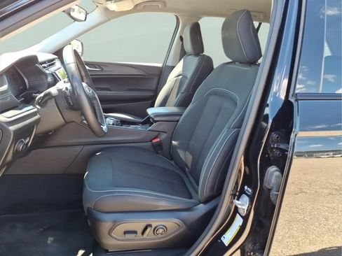 Used 2023 Jeep Grand Cherokee Laredo w/ Luxury Tech Group I AWD/4WD image 12