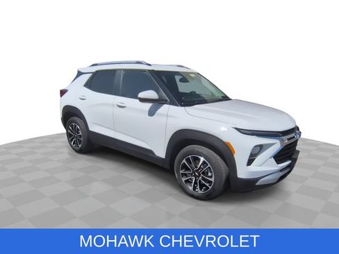 Used 2024 Chevrolet TrailBlazer LT w/ Convenience Package AWD/4WD image 2