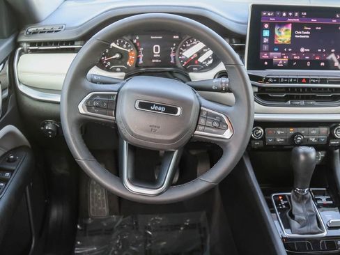 Used 2025 Jeep Compass Limited AWD/4WD image 4