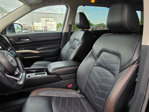 Used 2024 Nissan Pathfinder Platinum FWD image 10