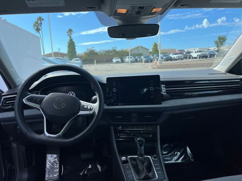 Used 2025 Volkswagen Jetta SE image 33