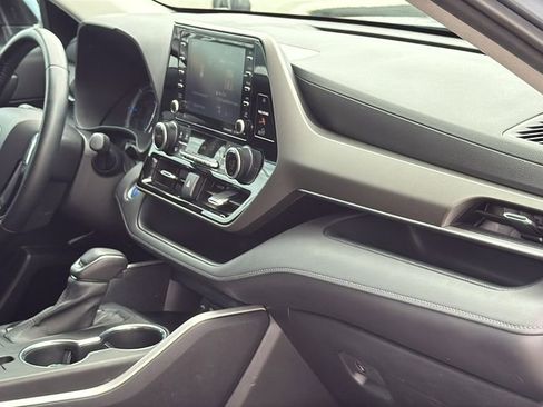 Used 2021 Toyota Highlander LE AWD/4WD image 31