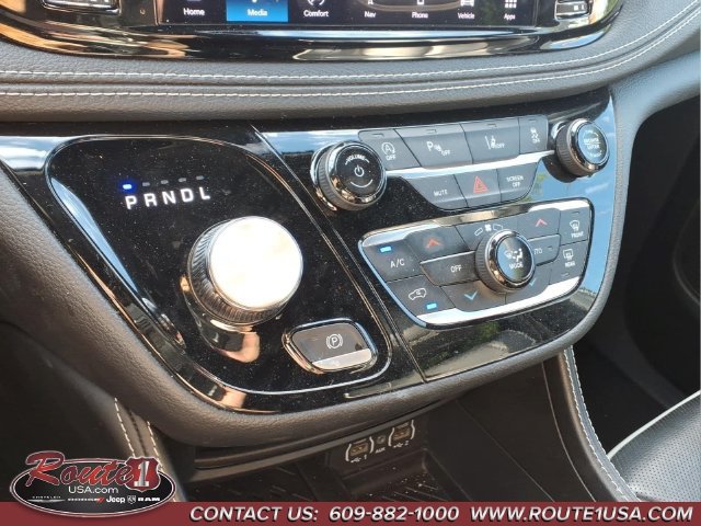 Used 2025 Chrysler Pacifica Limited FWD image 16