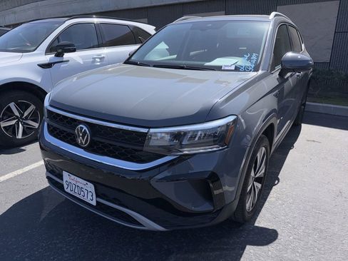 Used 2023 Volkswagen Taos SE w/ Panoramic Sunroof Package image 2