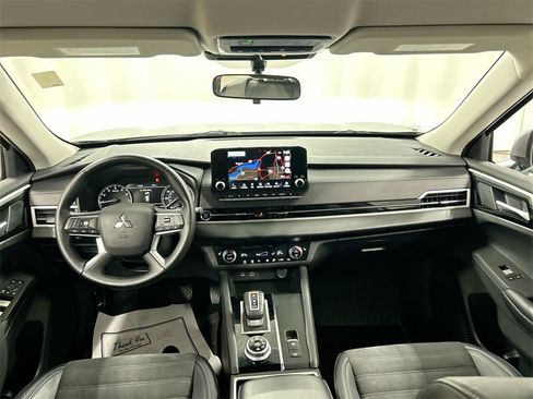 Used 2023 Mitsubishi Outlander SE image 19