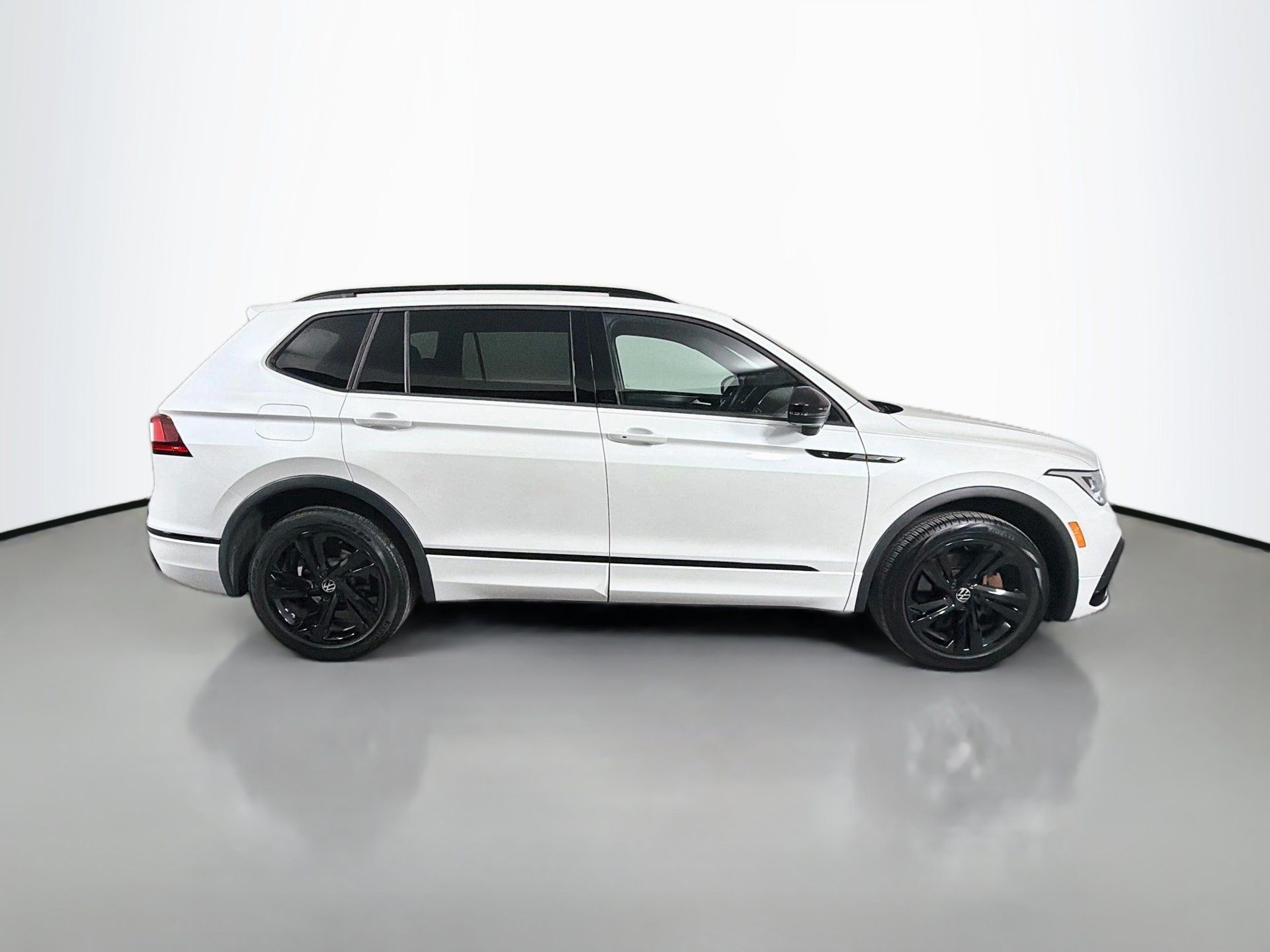 Used 2023 Volkswagen Tiguan SE R-Line FWD image 4
