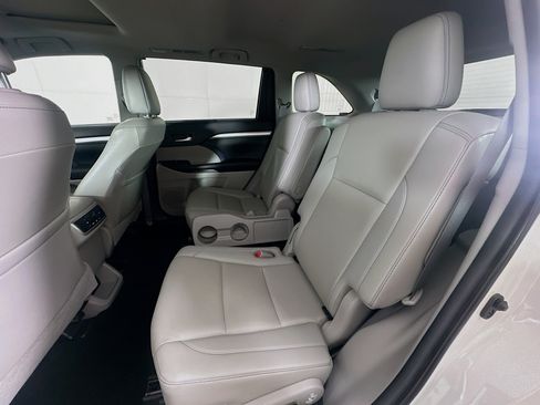 Used 2019 Toyota Highlander XLE FWD image 28