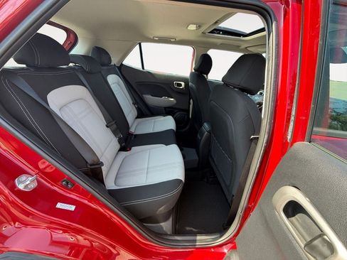 Used 2022 Hyundai Venue SEL FWD image 23