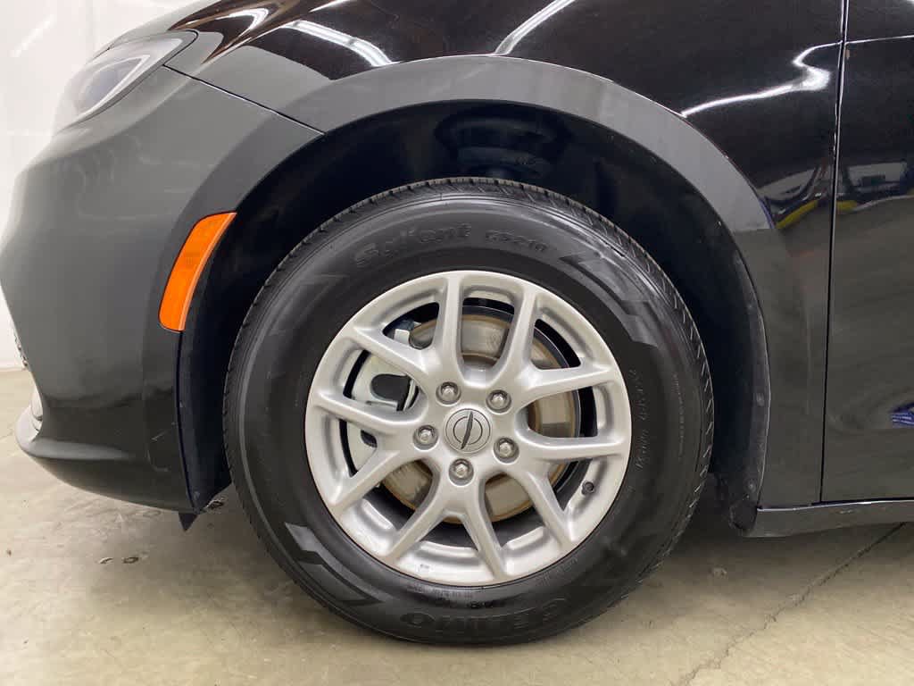 Used 2025 Chrysler Pacifica Select FWD image 10