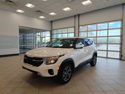 Used 2024 Kia Seltos LX AWD/4WD image 7